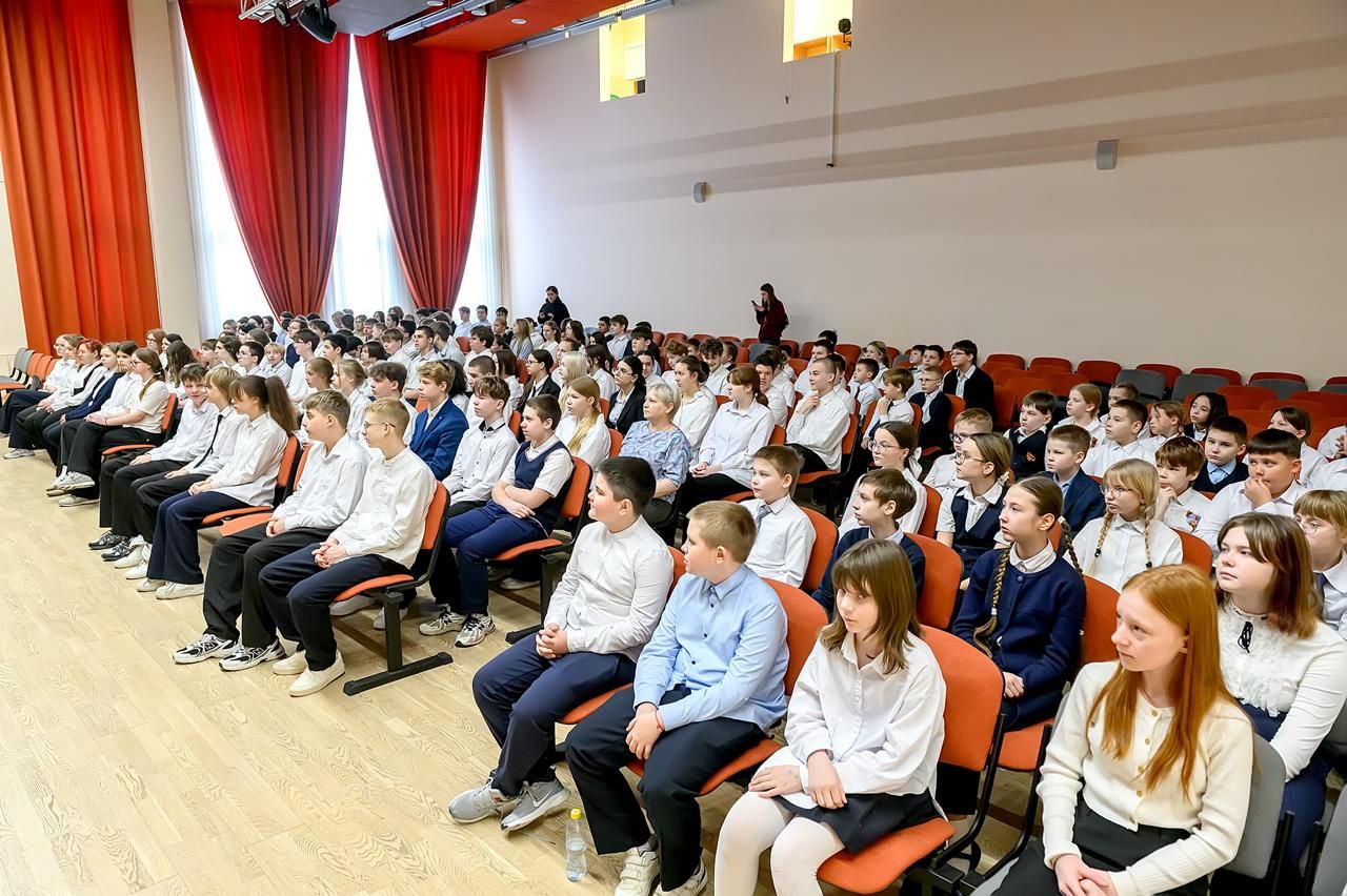 Григорий Артамонов: По инициативе партии «Единая Россия» и общественной организации «Молодая Гвардия» в школах Подольска сегодня вместо привычных звонков между уроками звучит 7-я симфония Дмитрия Шостаковича — легендарная... Григорий Артамонов: По инициативе партии «Единая Россия» и общественной организации «Молодая Гвардия» в школах Подольска сегодня вместо привычных звонков между уроками звучит 7-я симфония Дмитрия Шостаковича — легендарная...