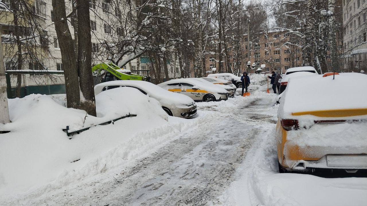 Городские пространства Химок расчищают от снега Городские пространства Химок расчищают от снега
