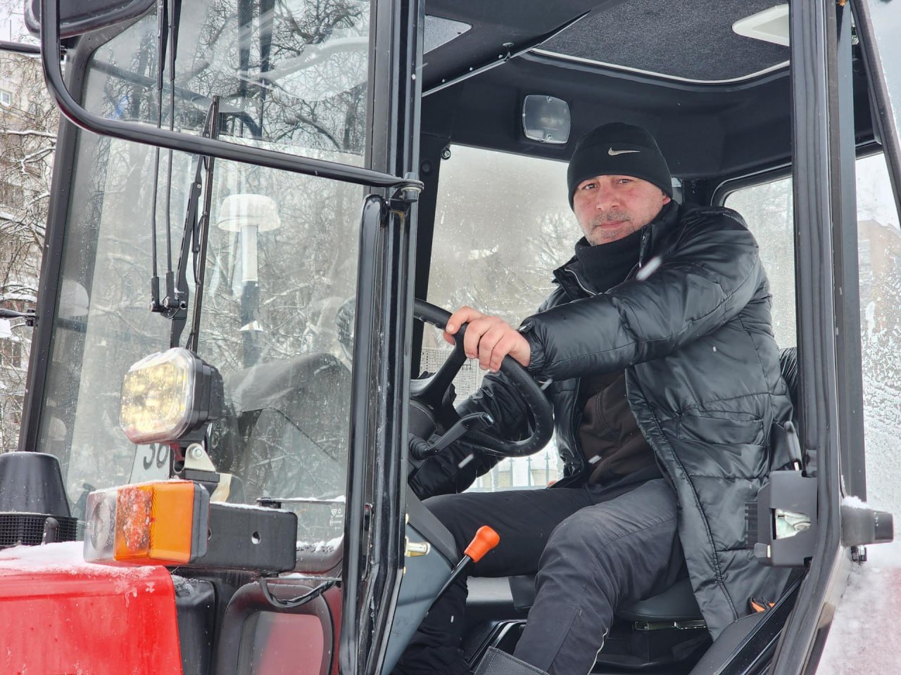 В парке им. Виктора Талалихина расчищают каток и дорожки после снегопада В парке им. Виктора Талалихина расчищают каток и дорожки после снегопада