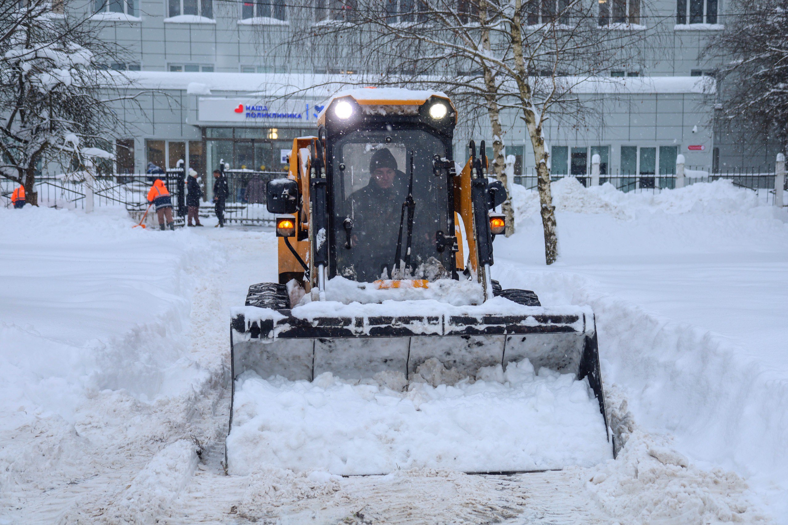 Боремся со снегом круглосуточно! Боремся со снегом круглосуточно!