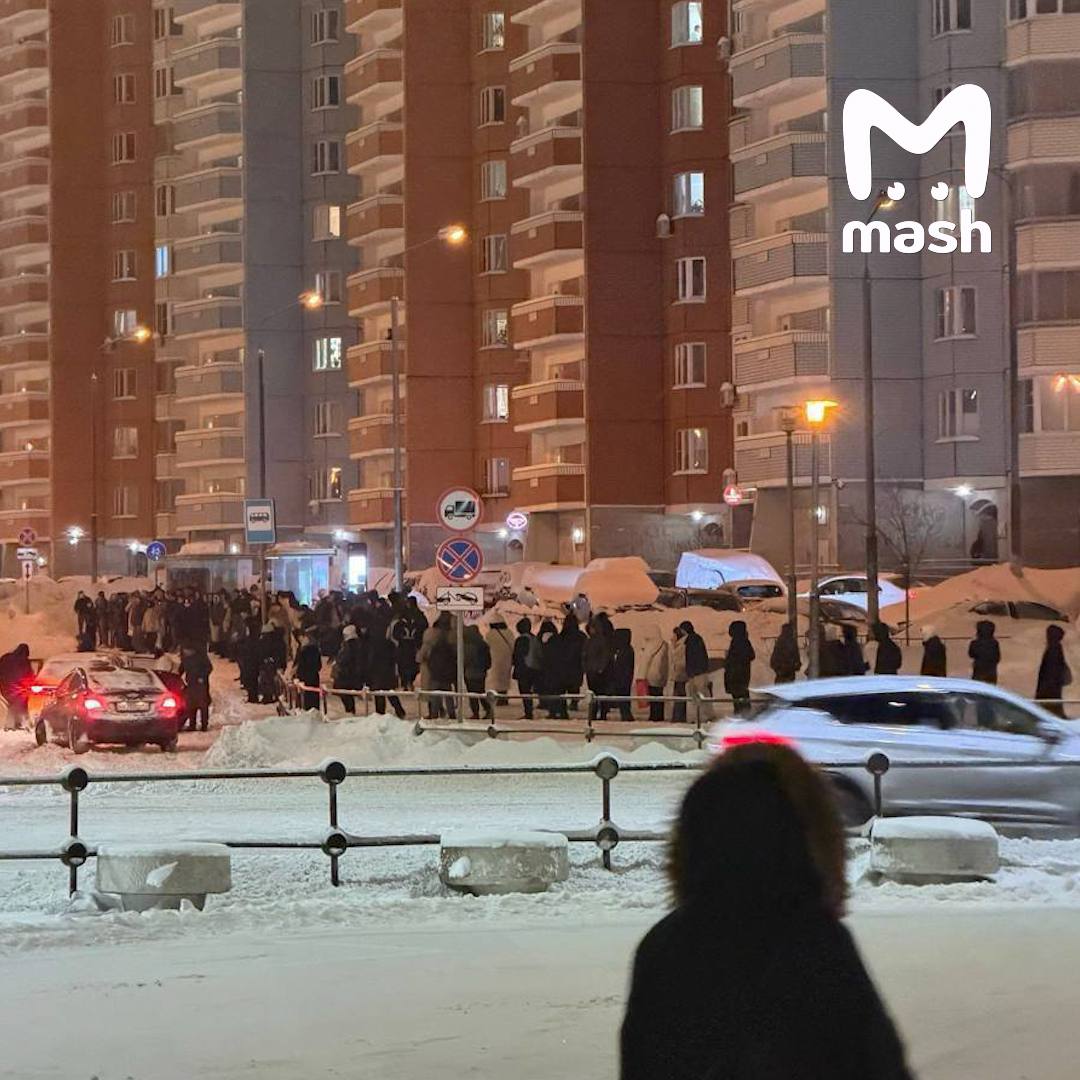 Люди бросают машины и идут домой пешком — Подмосковье встало из-за рекордного снегопада Люди бросают машины и идут домой пешком — Подмосковье встало из-за рекордного снегопада