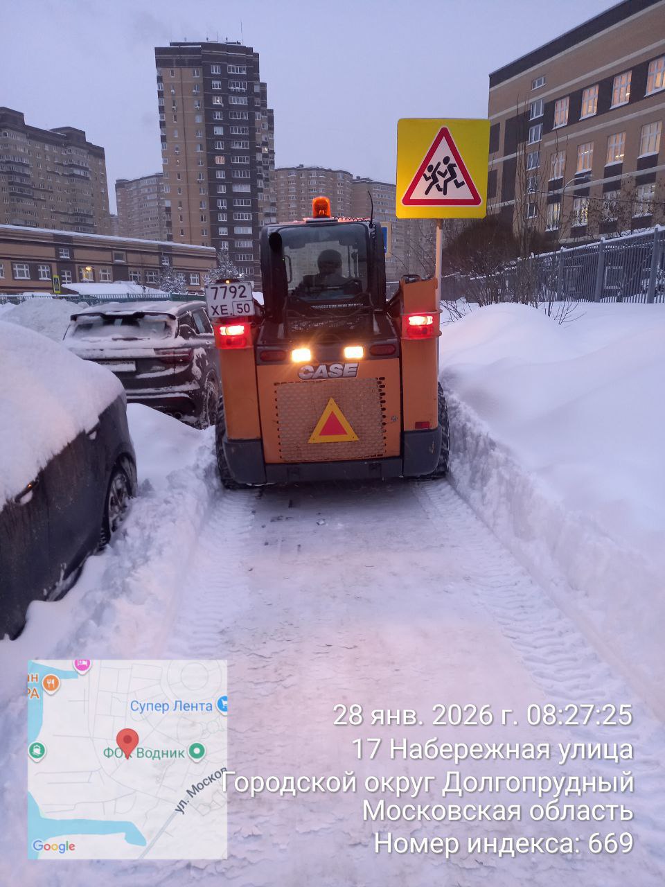 Снегопад, день второй: в Долгопрудном работы по очистке городских территорий не прекращаются Снегопад, день второй: в Долгопрудном работы по очистке городских территорий не прекращаются
