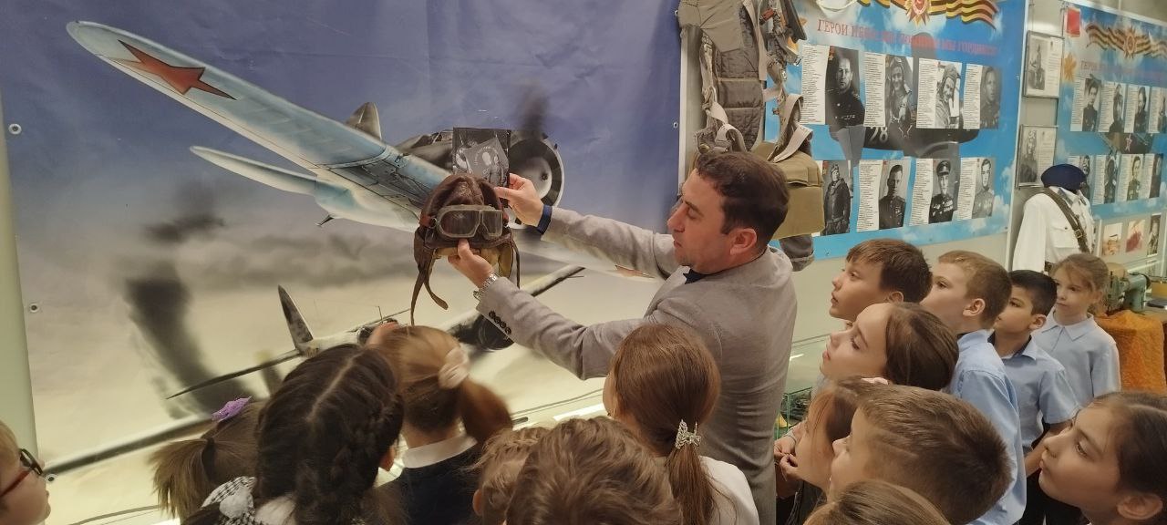 В музее авиации «Герои неба» образовательного центра «Лидер» для школьников провели экскурсию по выставке, посвящённой полному снятию блокады с Ленинграда В музее авиации «Герои неба» образовательного центра «Лидер» для школьников провели экскурсию по выставке, посвящённой полному снятию блокады с Ленинграда