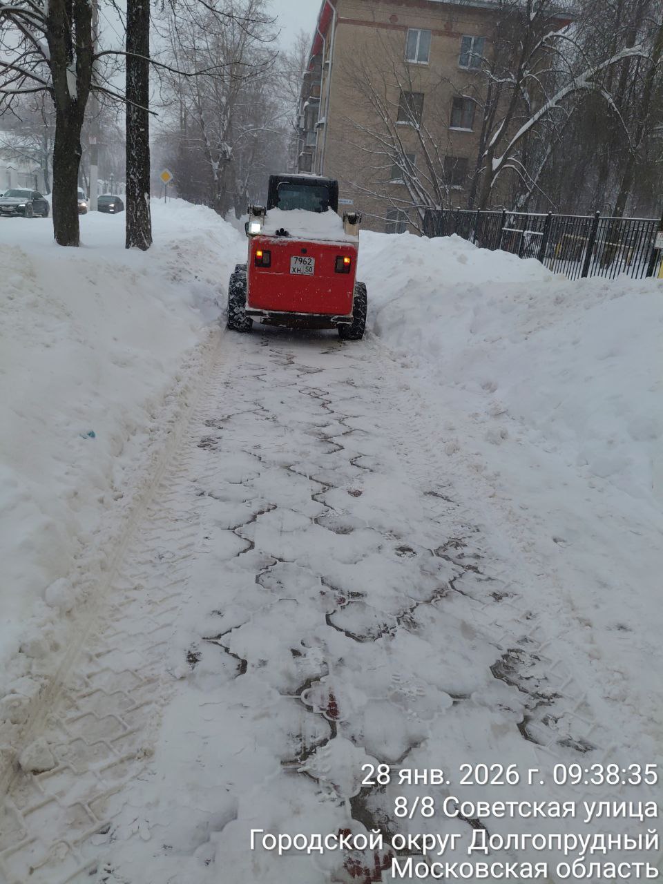 Снегопад, день второй: в Долгопрудном работы по очистке городских территорий не прекращаются Снегопад, день второй: в Долгопрудном работы по очистке городских территорий не прекращаются