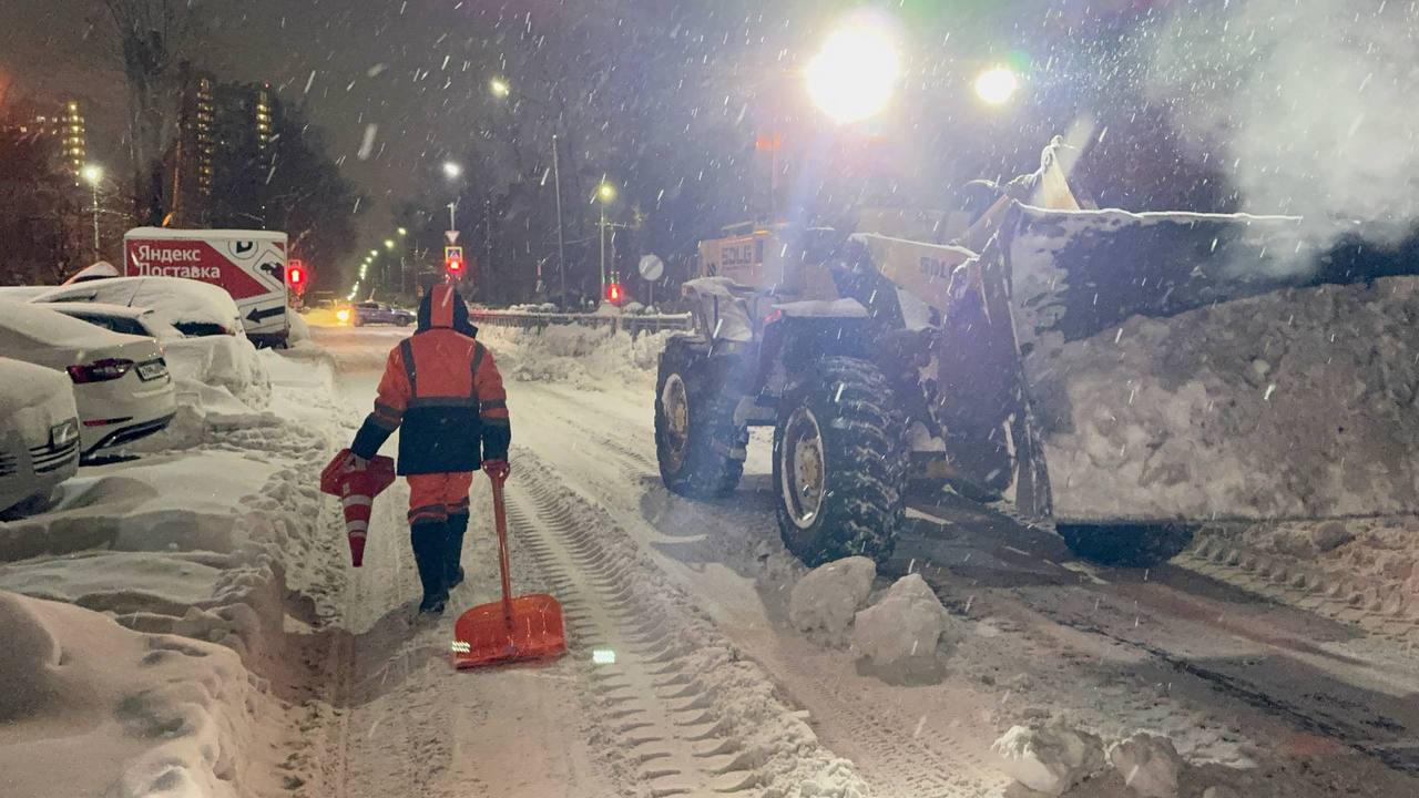 Григорий Артамонов: Продолжаем борьбу с последствиями снегопада в круглосуточном режиме Григорий Артамонов: Продолжаем борьбу с последствиями снегопада в круглосуточном режиме