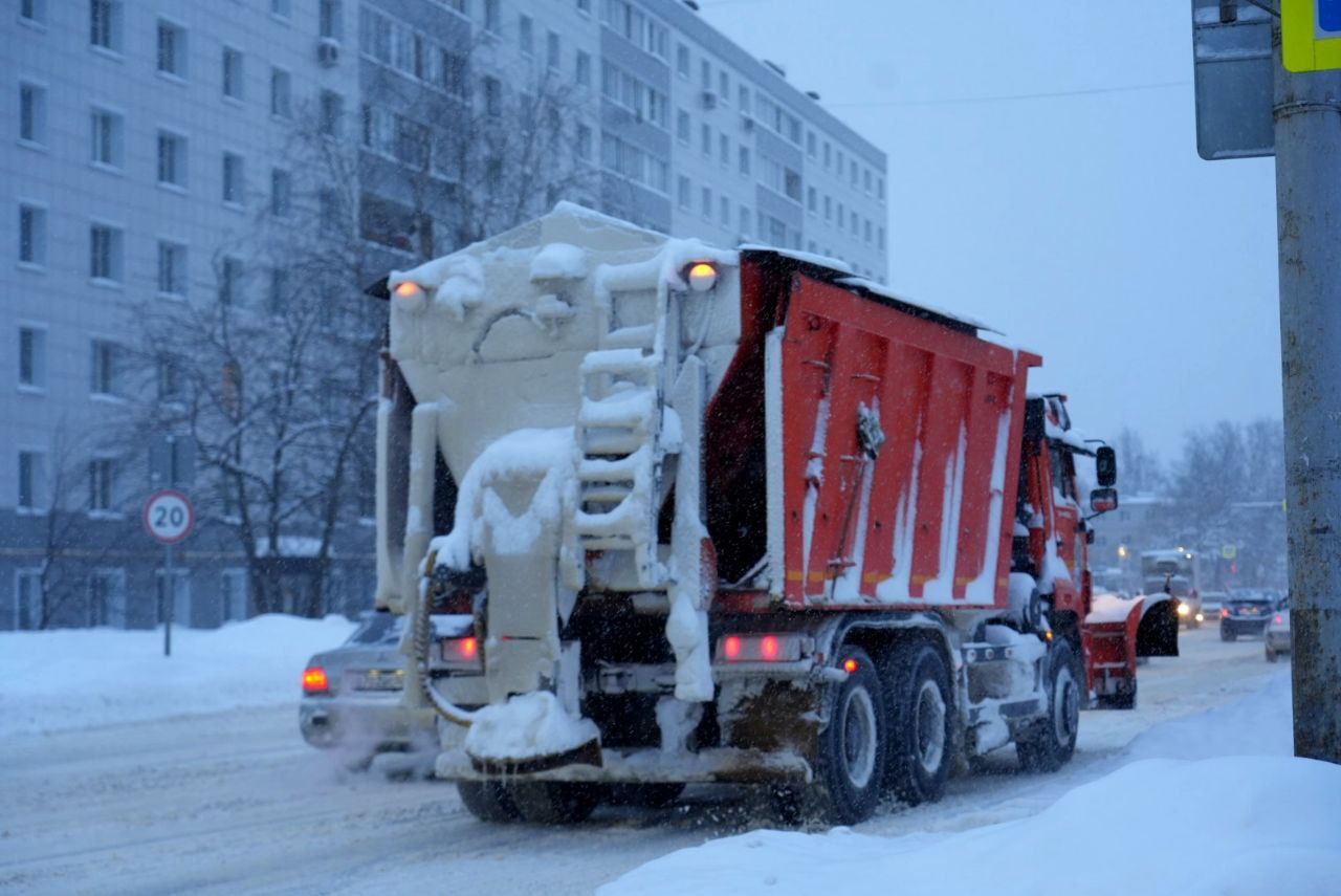 Сегодня ночью в округе продолжился интенсивный снегопад, что заставило коммунальные службы перейти на практически круглосуточный режим работы Сегодня ночью в округе продолжился интенсивный снегопад, что заставило коммунальные службы перейти на практически круглосуточный режим работы