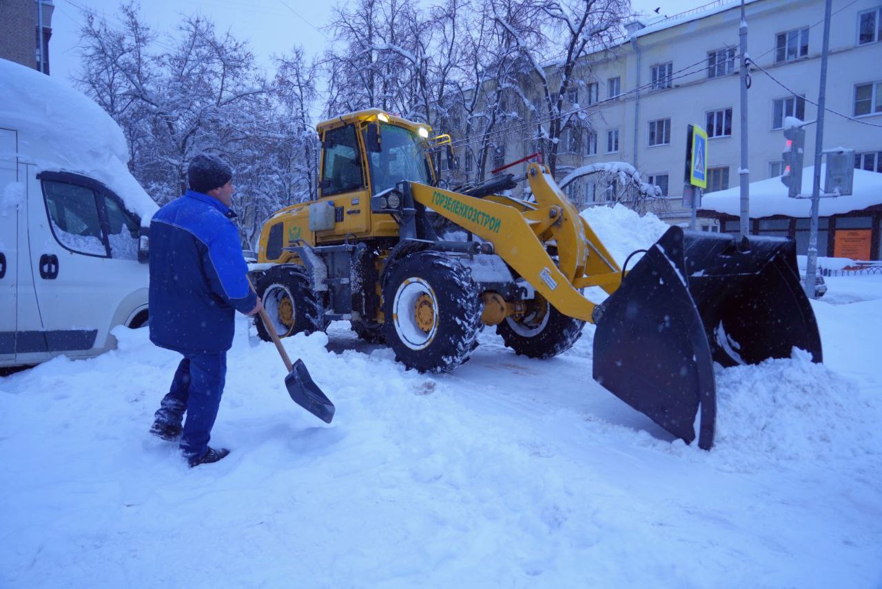 Сегодня ночью в округе продолжился интенсивный снегопад, что заставило коммунальные службы перейти на практически круглосуточный режим работы Сегодня ночью в округе продолжился интенсивный снегопад, что заставило коммунальные службы перейти на практически круглосуточный режим работы