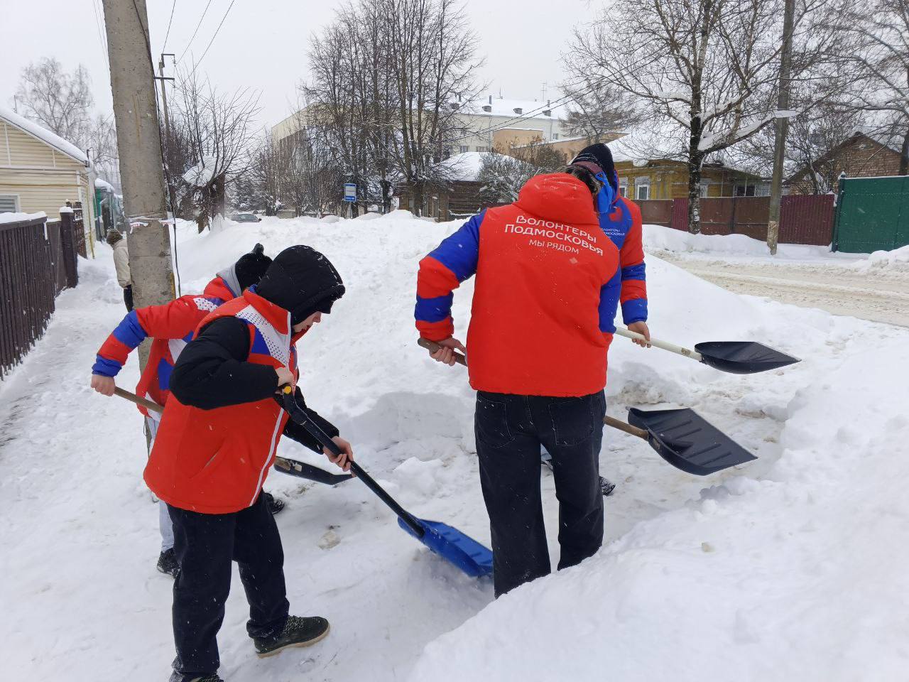 Волонтёры Можайска помогли одинокой пенсионерке во время снегопада Волонтёры Можайска помогли одинокой пенсионерке во время снегопада