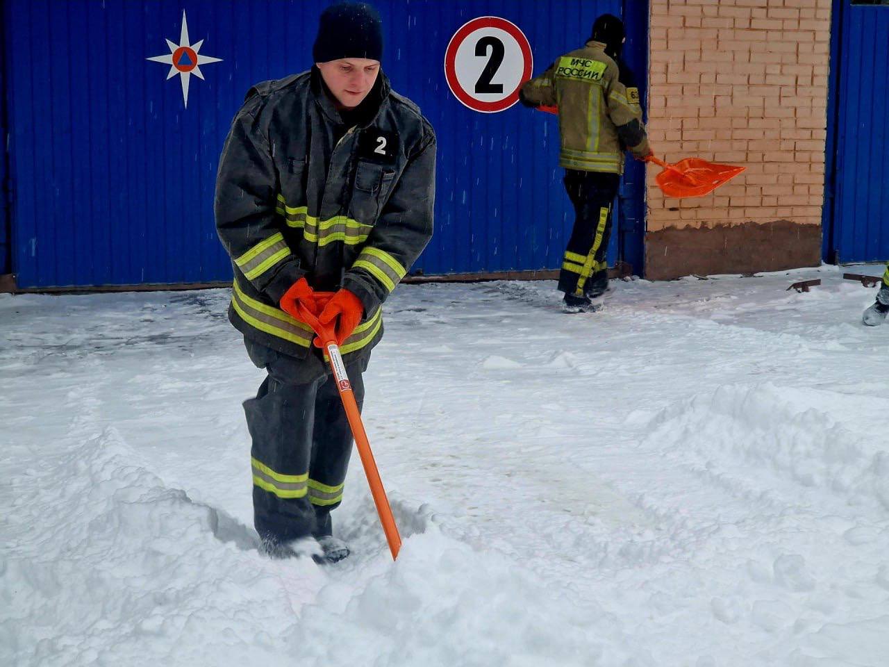 Воскресенские спасатели рассказали об особенностях расчистки пожарной части от снега для экстренных выездов Воскресенские спасатели рассказали об особенностях расчистки пожарной части от снега для экстренных выездов