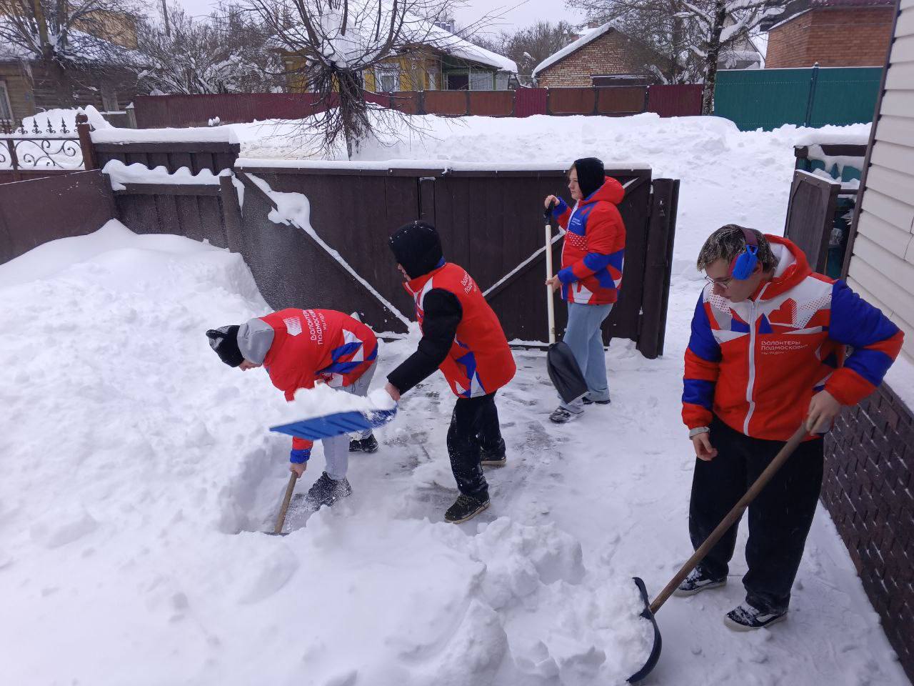 Волонтёры Можайска помогли одинокой пенсионерке во время снегопада Волонтёры Можайска помогли одинокой пенсионерке во время снегопада