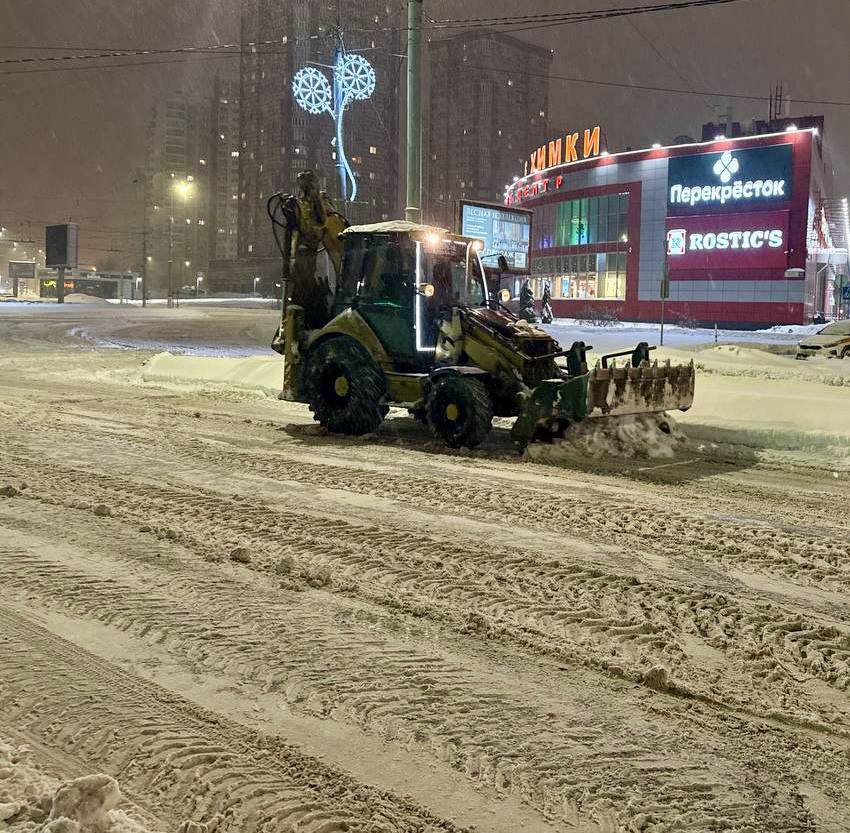 Коммунальные службы Химок проводили ночную уборку снега Коммунальные службы Химок проводили ночную уборку снега
