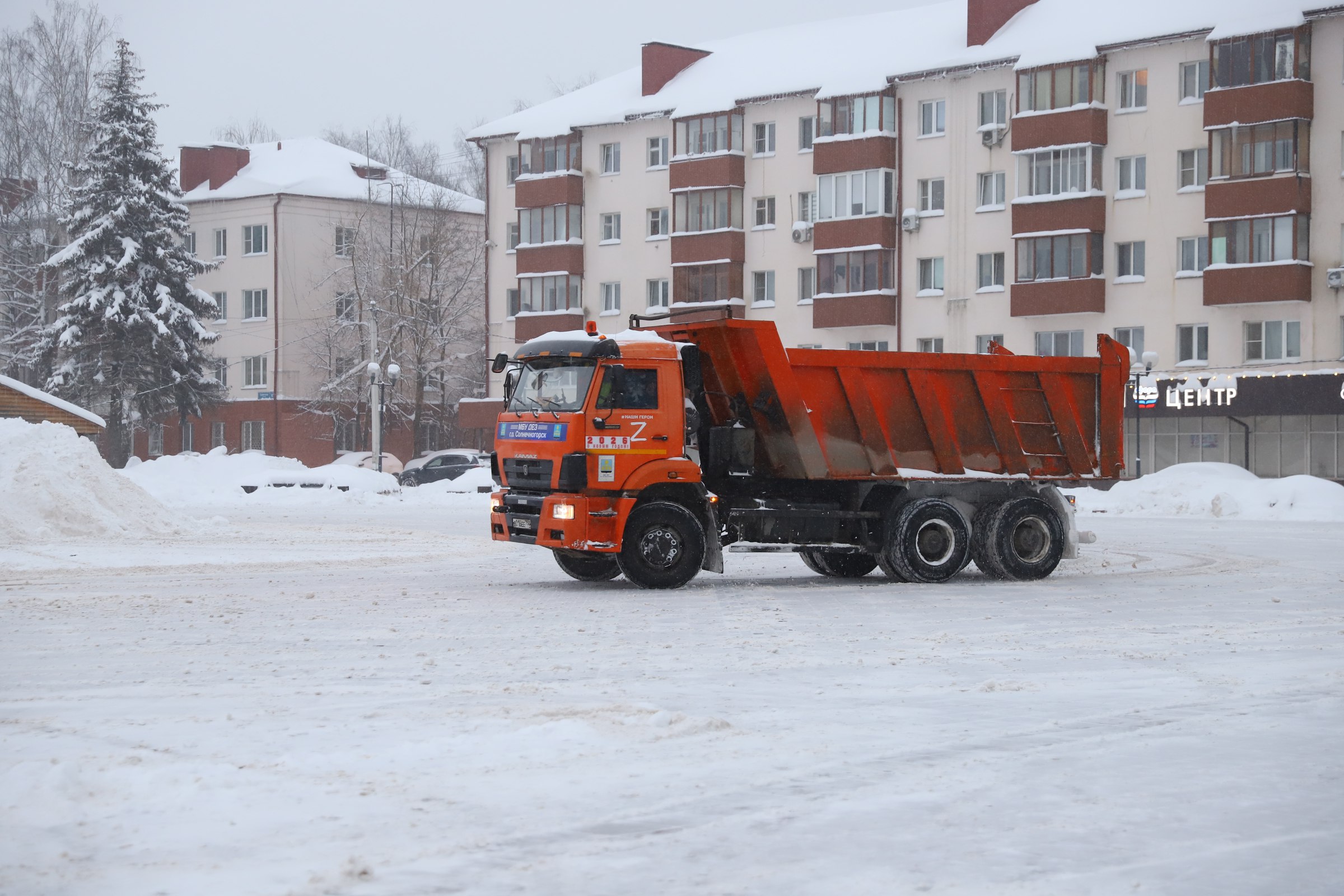Боремся со снегом круглосуточно! Боремся со снегом круглосуточно!