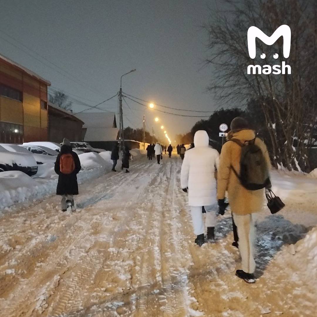 Люди бросают машины и идут домой пешком — Подмосковье встало из-за рекордного снегопада Люди бросают машины и идут домой пешком — Подмосковье встало из-за рекордного снегопада