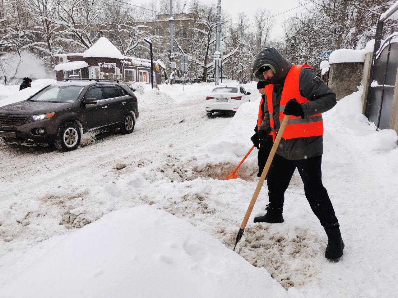 Коммунальщики убирают снег на улице Чапаева в Сходне Коммунальщики убирают снег на улице Чапаева в Сходне