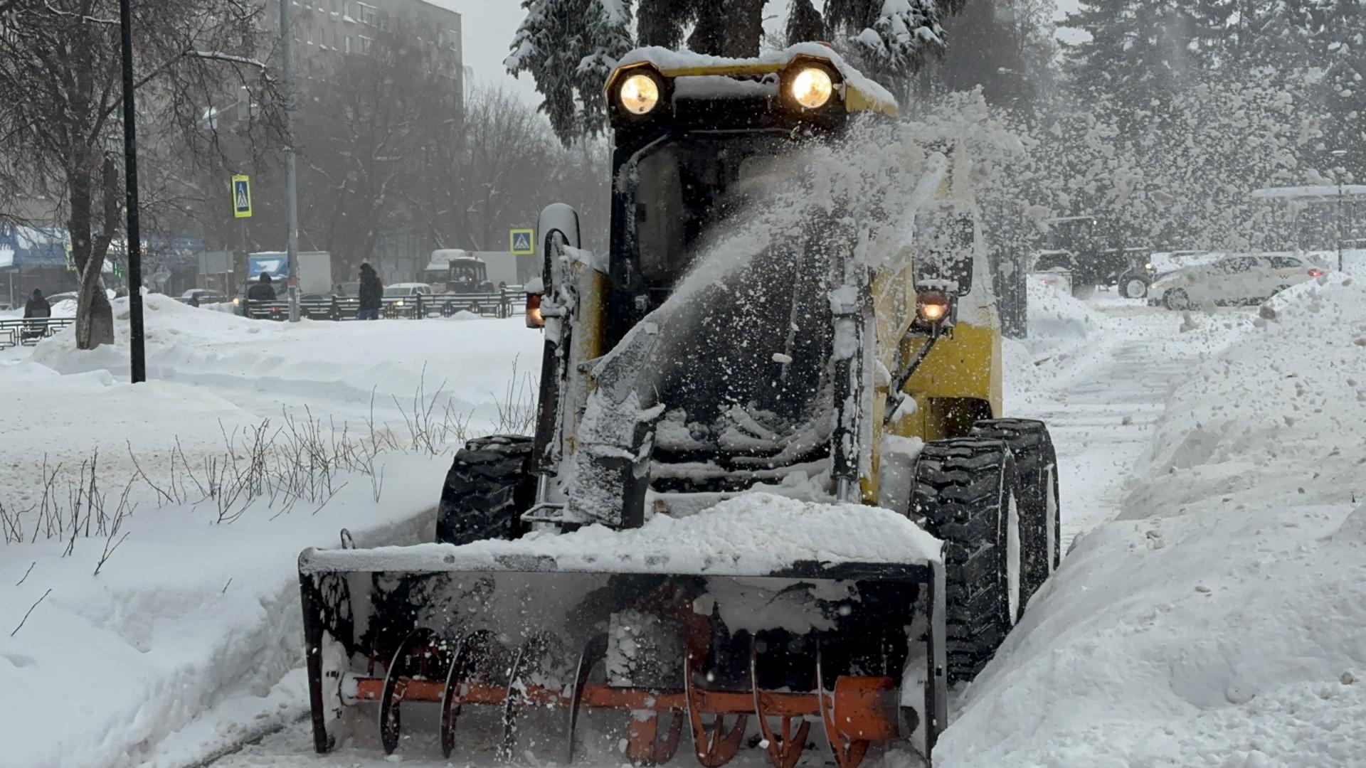 Домодедовские коммунальщики ликвидируют последствия снегопада Домодедовские коммунальщики ликвидируют последствия снегопада