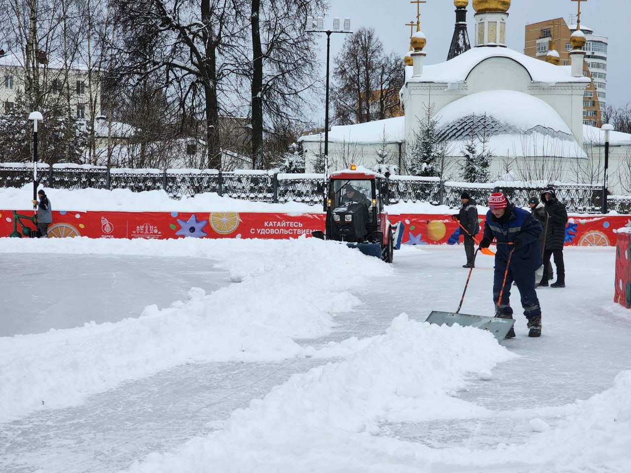 В парке им. Виктора Талалихина расчищают каток и дорожки после снегопада В парке им. Виктора Талалихина расчищают каток и дорожки после снегопада