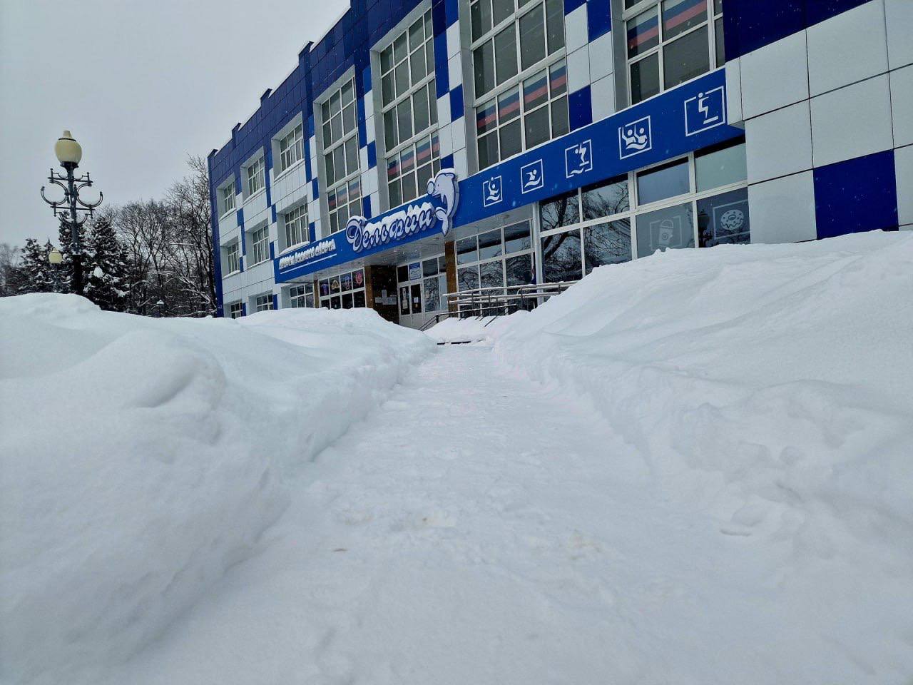 В городе продолжается борьба с последствиями снегопада В городе продолжается борьба с последствиями снегопада