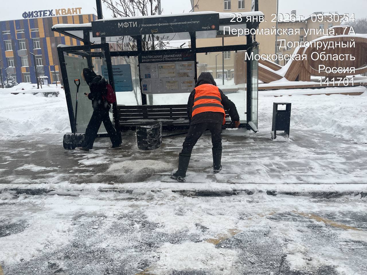 Снегопад, день второй: в Долгопрудном работы по очистке городских территорий не прекращаются Снегопад, день второй: в Долгопрудном работы по очистке городских территорий не прекращаются