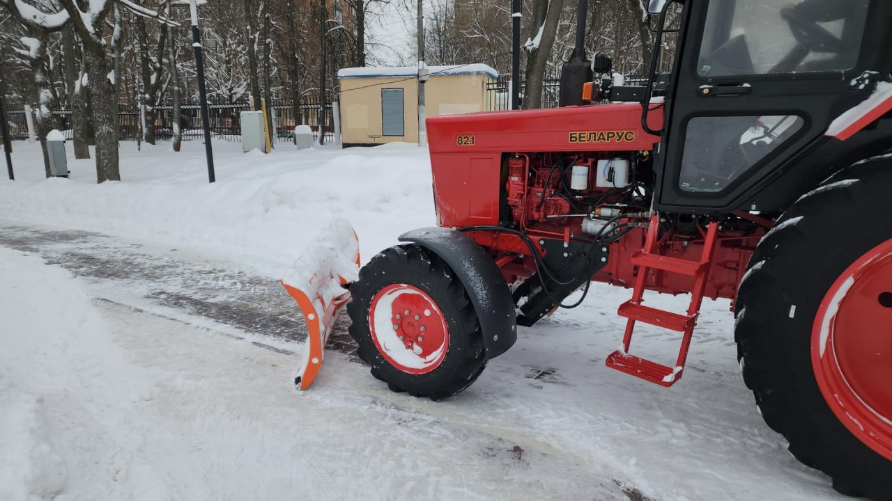 В парке им. Виктора Талалихина расчищают каток и дорожки после снегопада В парке им. Виктора Талалихина расчищают каток и дорожки после снегопада