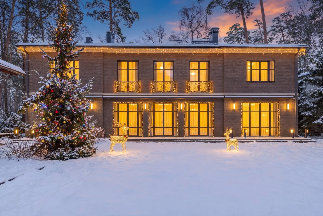 Стивен Сигал продает свой особняк на Рублёво-Успенском шоссе