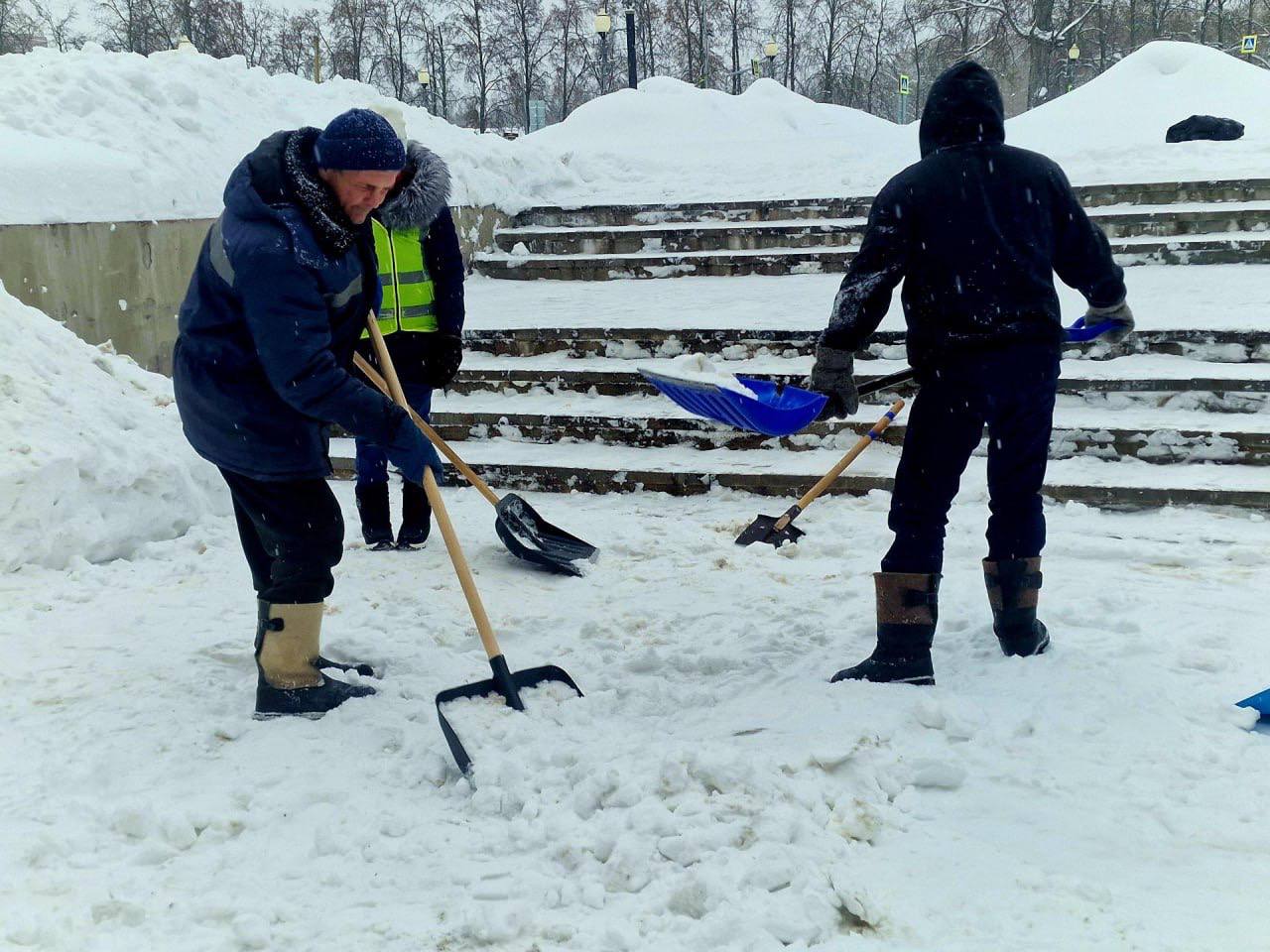 В городе продолжается борьба с последствиями снегопада В городе продолжается борьба с последствиями снегопада