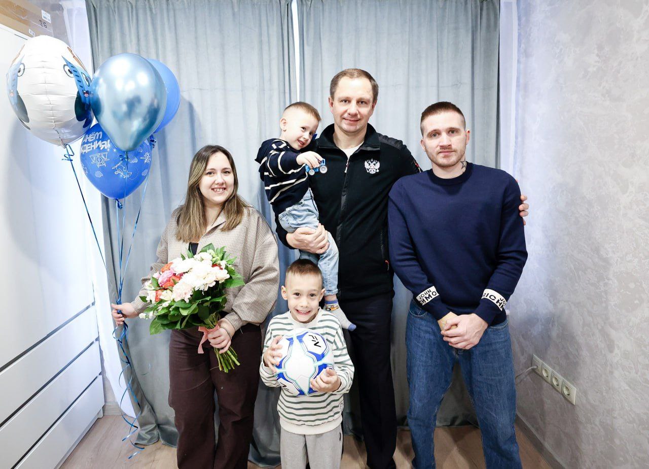 Дмитрий Волков: Навестил семью нашего Героя – Станислава, который, исполнив свой долг в зоне спецоперации, сегодня продолжает дело ратного служения Родине уже в Красногорском военкомате