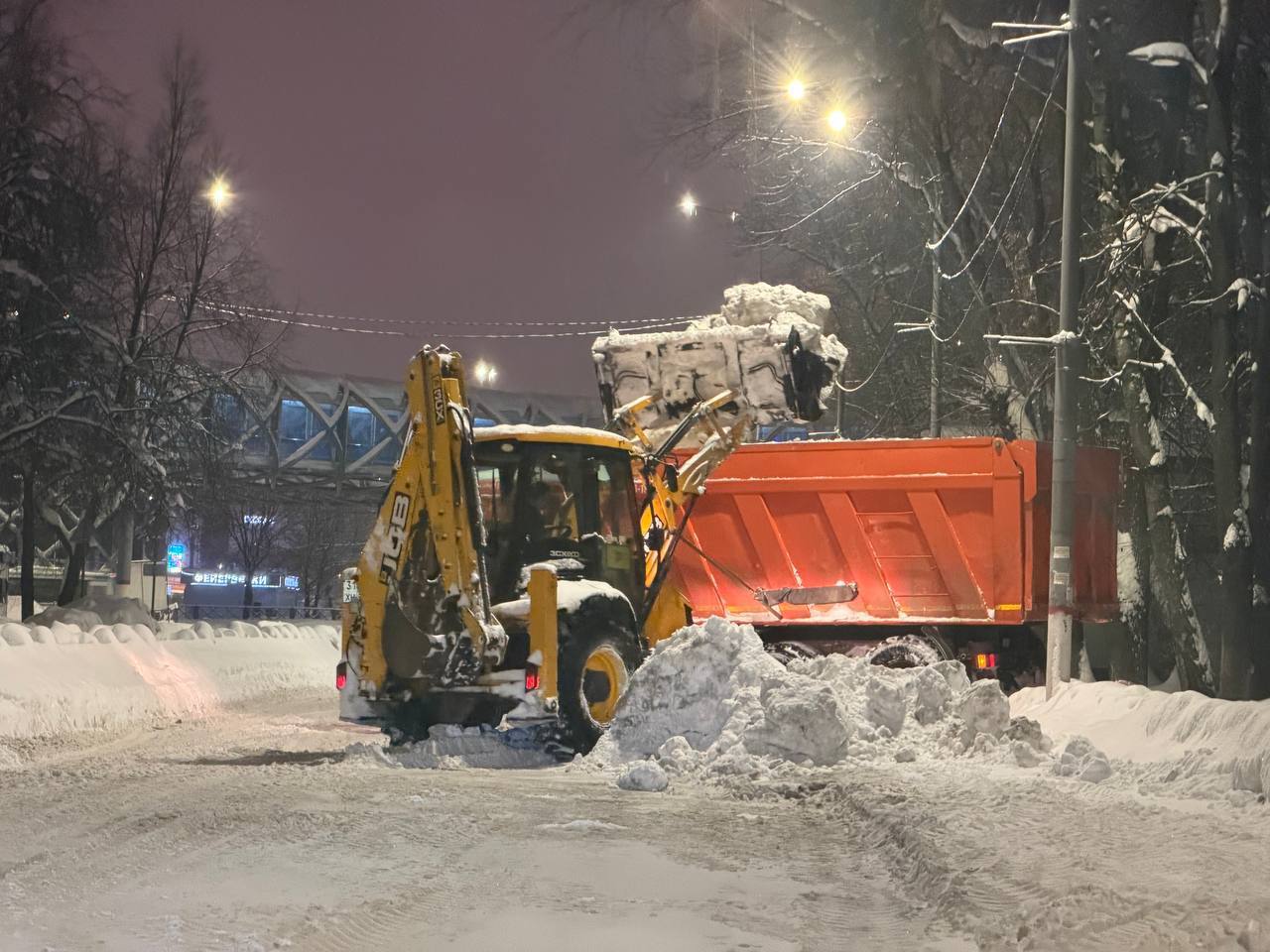 Коммунальные службы Химок проводили ночную уборку снега Коммунальные службы Химок проводили ночную уборку снега
