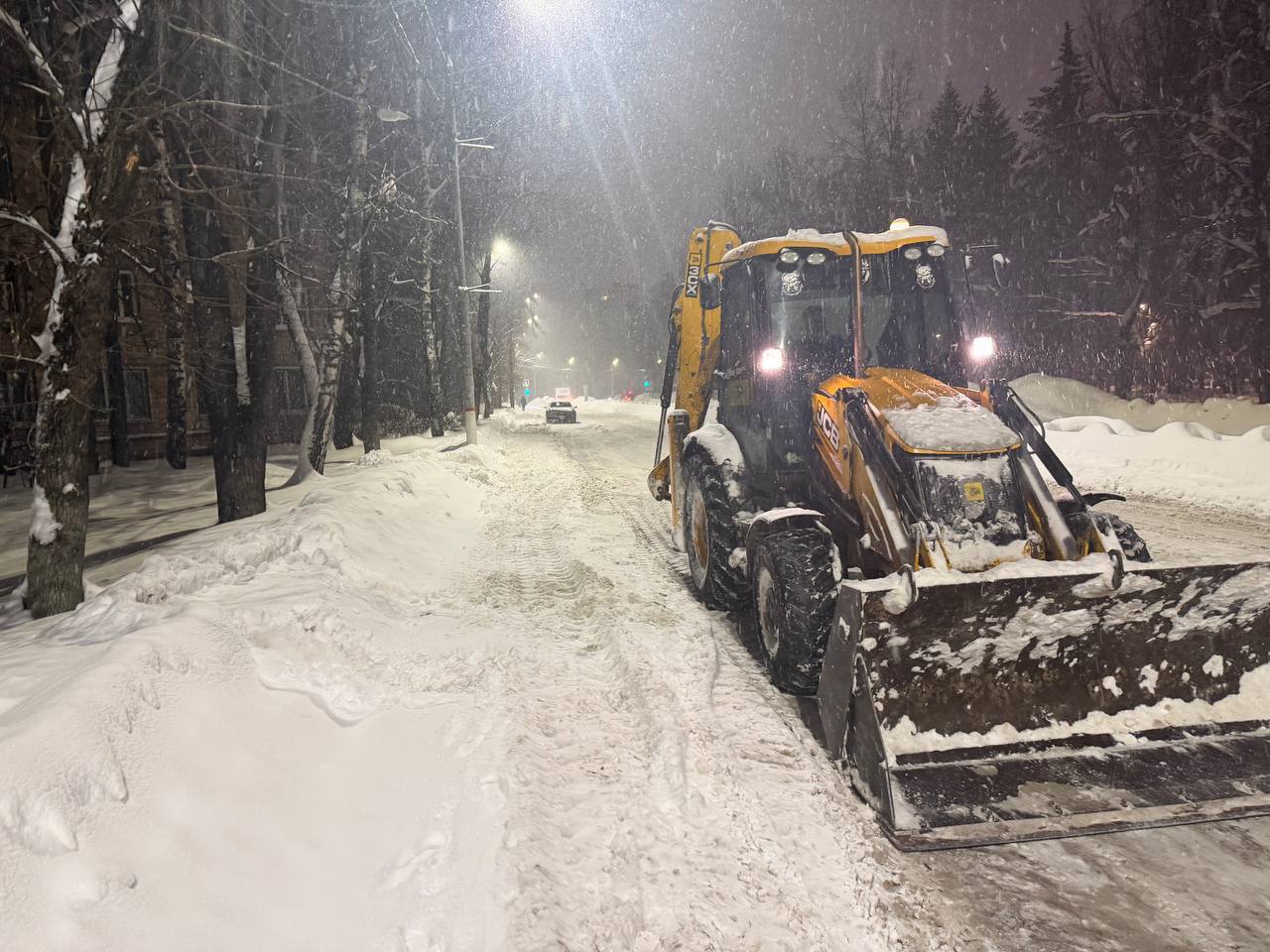 Коммунальные службы Химок проводили ночную уборку снега Коммунальные службы Химок проводили ночную уборку снега