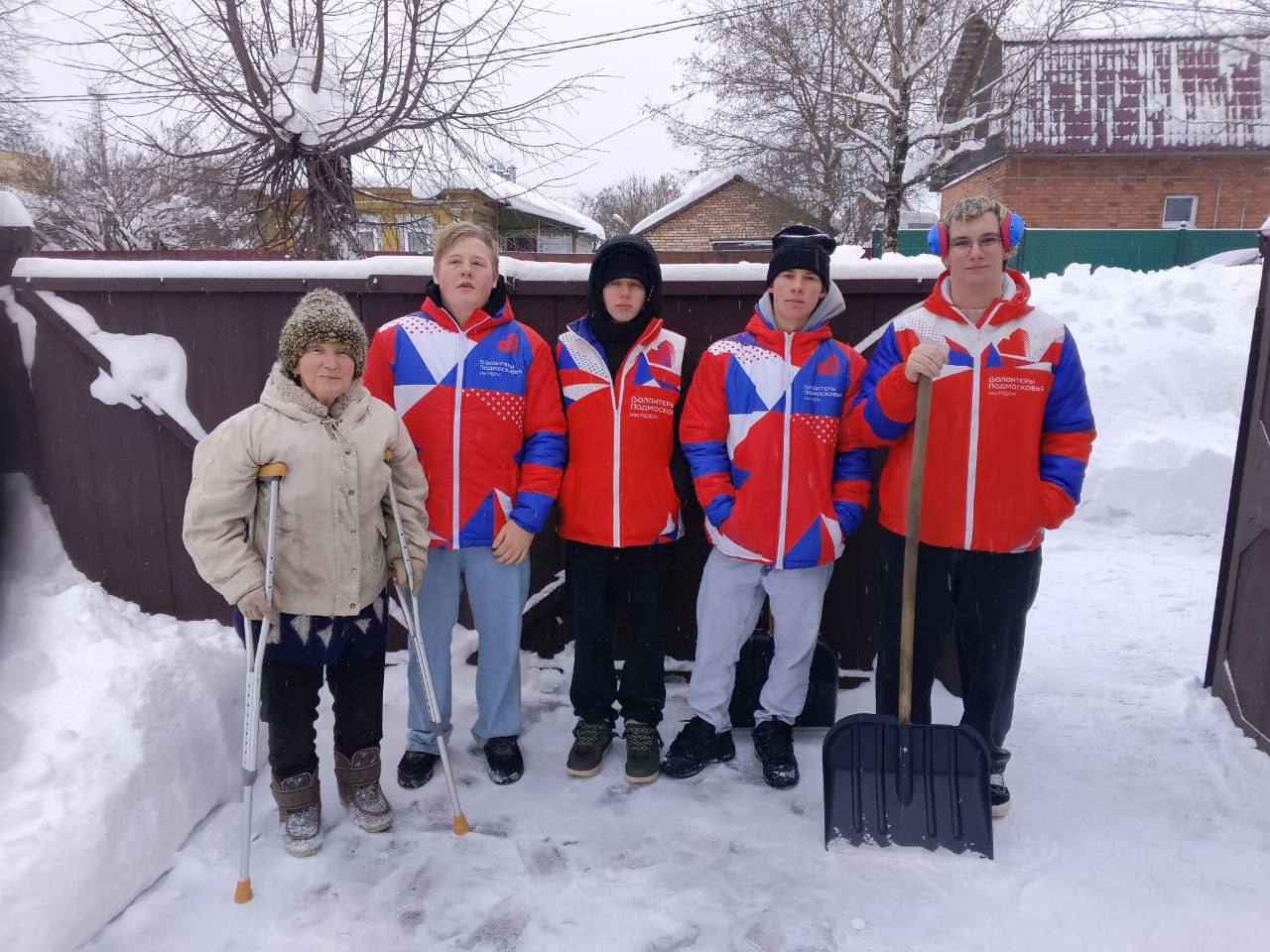 Волонтёры Можайска помогли одинокой пенсионерке во время снегопада Волонтёры Можайска помогли одинокой пенсионерке во время снегопада