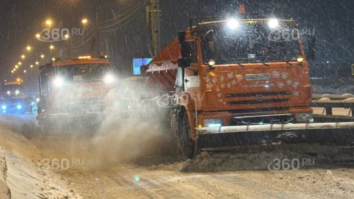Дорожные службы приступили к ночной уборке снега в Подмосковье