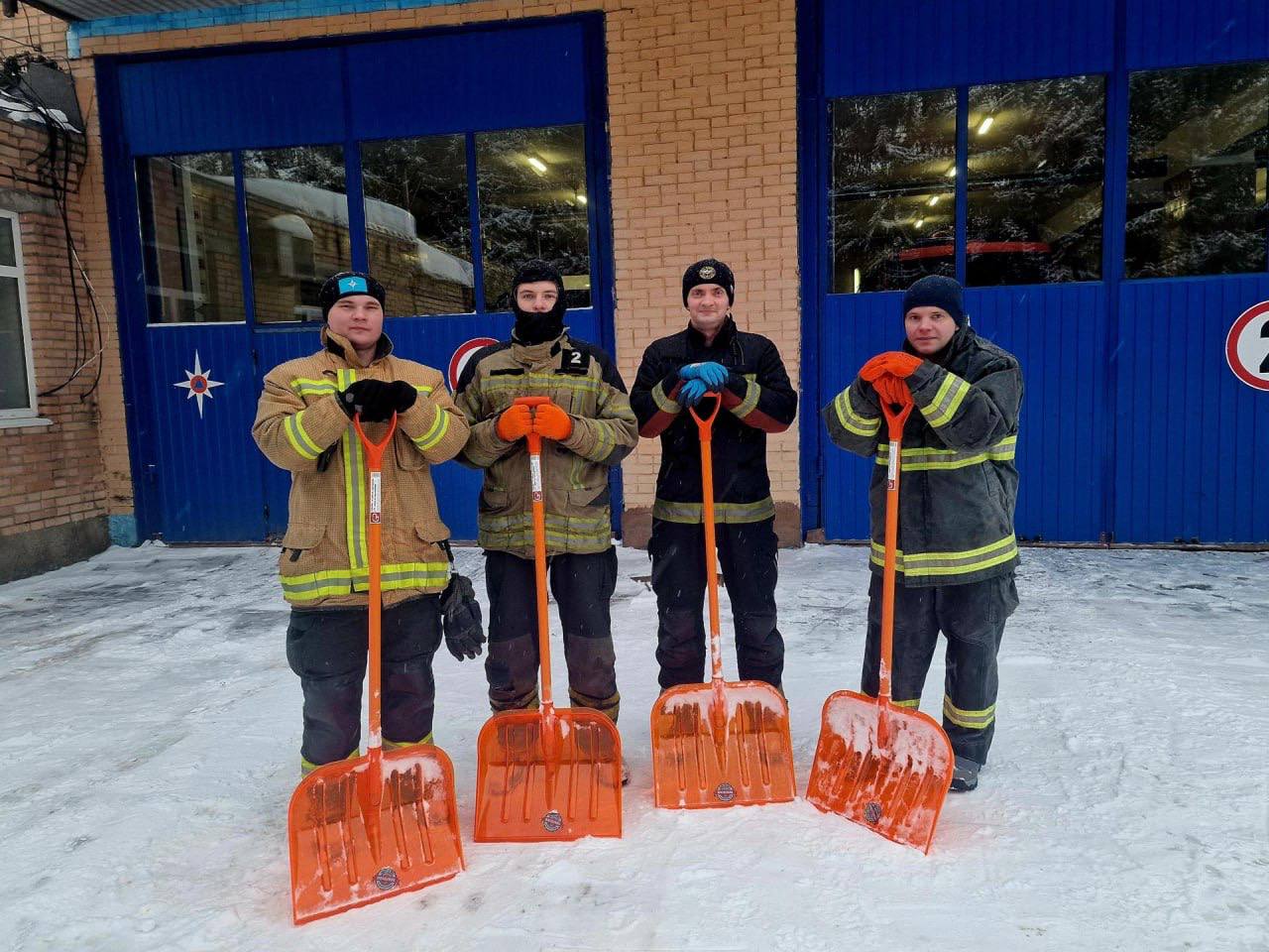 Воскресенские спасатели рассказали об особенностях расчистки пожарной части от снега для экстренных выездов