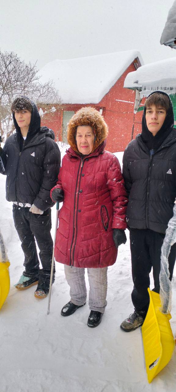 Студентыволонтёры пришли на помощь ветеранупедагогу