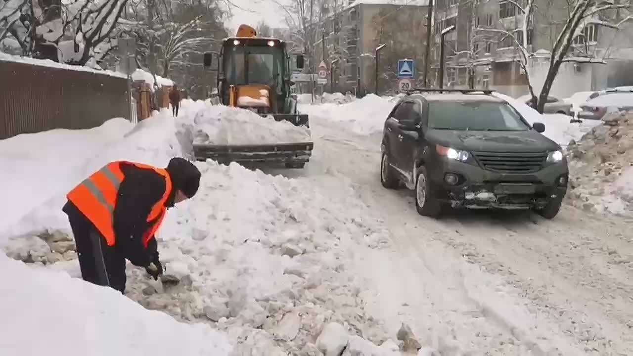 Коммунальщики убирают снег на улице Чапаева в Сходне