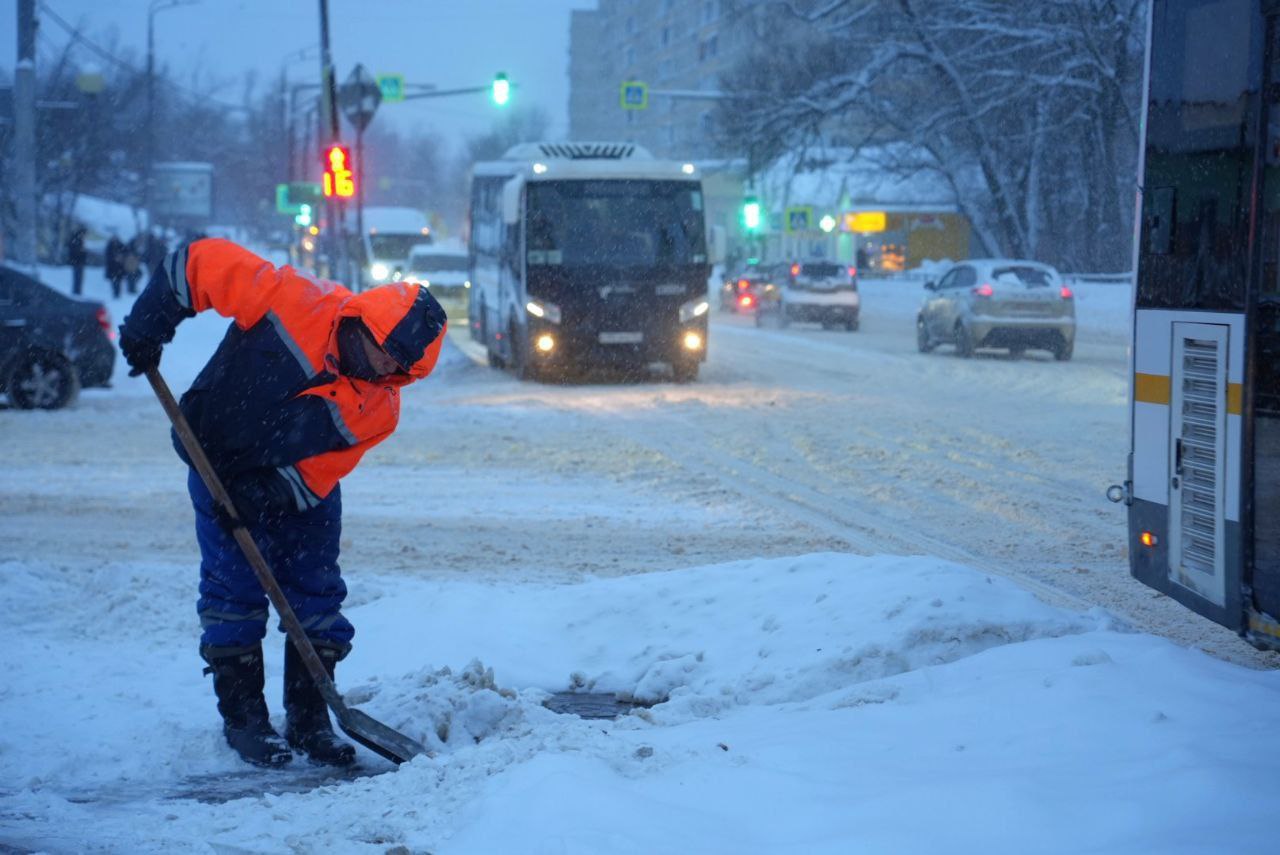 Сегодня ночью в округе продолжился интенсивный снегопад, что заставило коммунальные службы перейти на практически круглосуточный режим работы Сегодня ночью в округе продолжился интенсивный снегопад, что заставило коммунальные службы перейти на практически круглосуточный режим работы