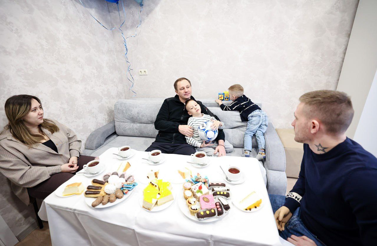 Дмитрий Волков: Навестил семью нашего Героя – Станислава, который, исполнив свой долг в зоне спецоперации, сегодня продолжает дело ратного служения Родине уже в Красногорском военкомате Дмитрий Волков: Навестил семью нашего Героя – Станислава, который, исполнив свой долг в зоне спецоперации, сегодня продолжает дело ратного служения Родине уже в Красногорском военкомате