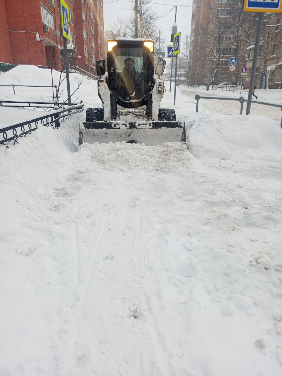 Снегопад, день второй: в Долгопрудном работы по очистке городских территорий не прекращаются Снегопад, день второй: в Долгопрудном работы по очистке городских территорий не прекращаются