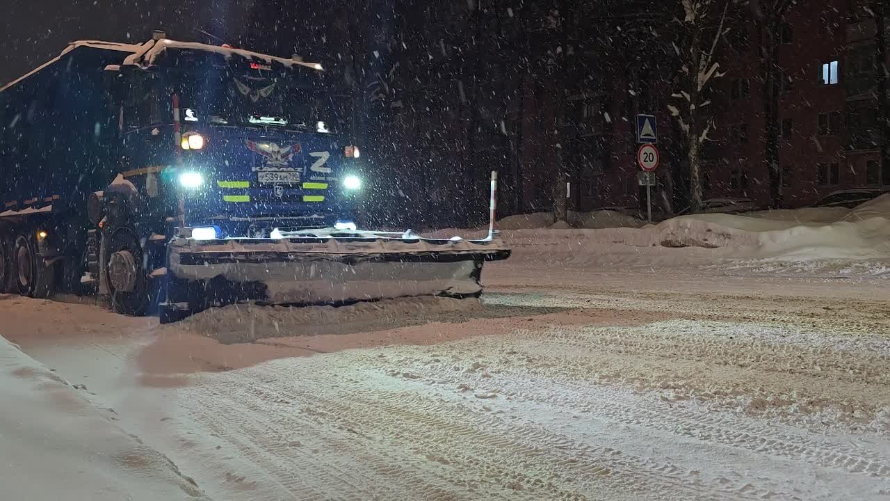Александр Гречищев: Продолжаем убирать и вывозить снег с улиц, дворов и дорог