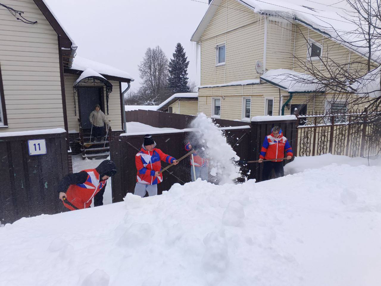 Волонтёры Можайска помогли одинокой пенсионерке во время снегопада Волонтёры Можайска помогли одинокой пенсионерке во время снегопада