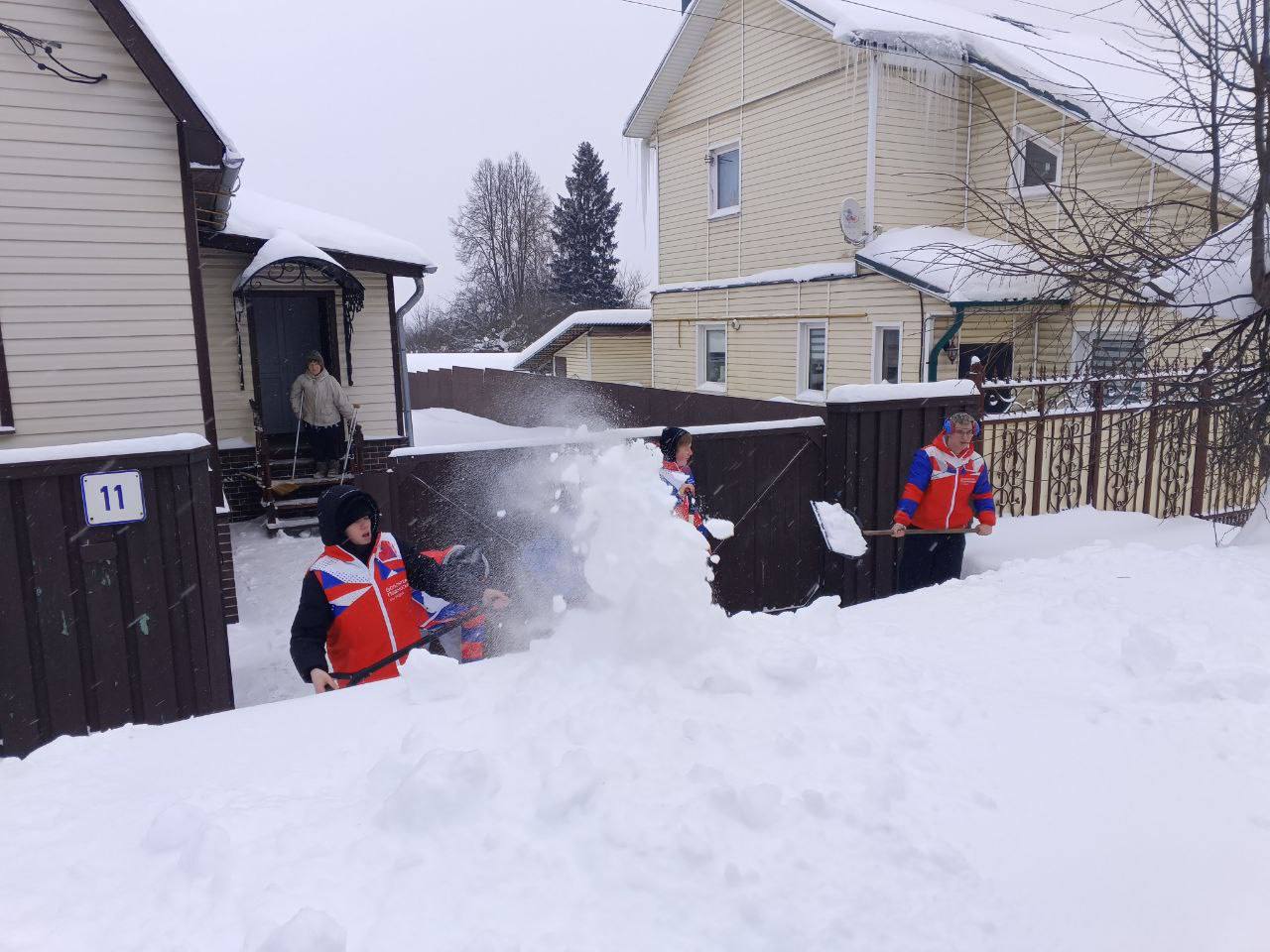 Волонтёры Можайска помогли одинокой пенсионерке во время снегопада Волонтёры Можайска помогли одинокой пенсионерке во время снегопада
