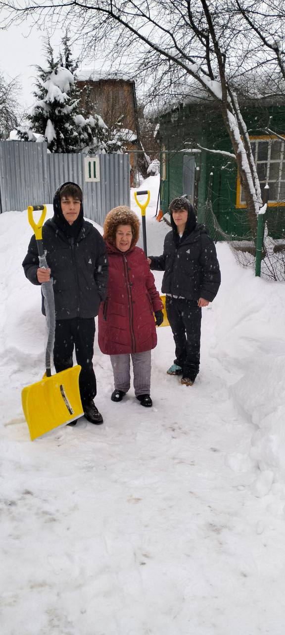 Студентыволонтёры пришли на помощь ветеранупедагогу Студентыволонтёры пришли на помощь ветеранупедагогу