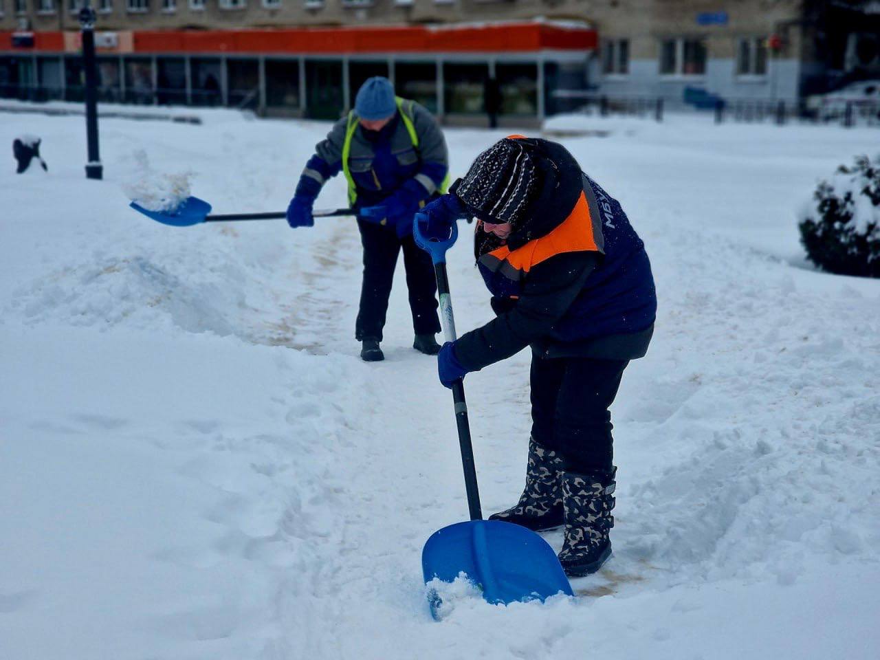 В городе продолжается борьба с последствиями снегопада