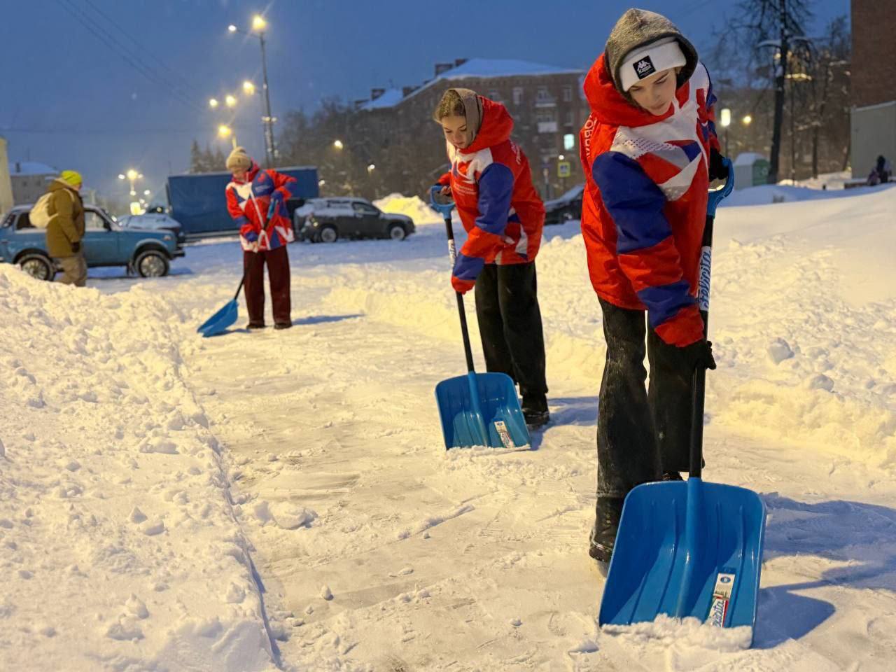 Волонтёры Подмосковья приступили к ликвидации последствий ночного снегопада Волонтёры Подмосковья приступили к ликвидации последствий ночного снегопада