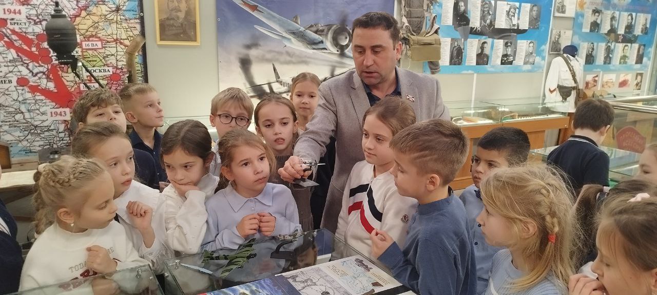 В музее авиации «Герои неба» образовательного центра «Лидер» для школьников провели экскурсию по выставке, посвящённой полному снятию блокады с Ленинграда В музее авиации «Герои неба» образовательного центра «Лидер» для школьников провели экскурсию по выставке, посвящённой полному снятию блокады с Ленинграда