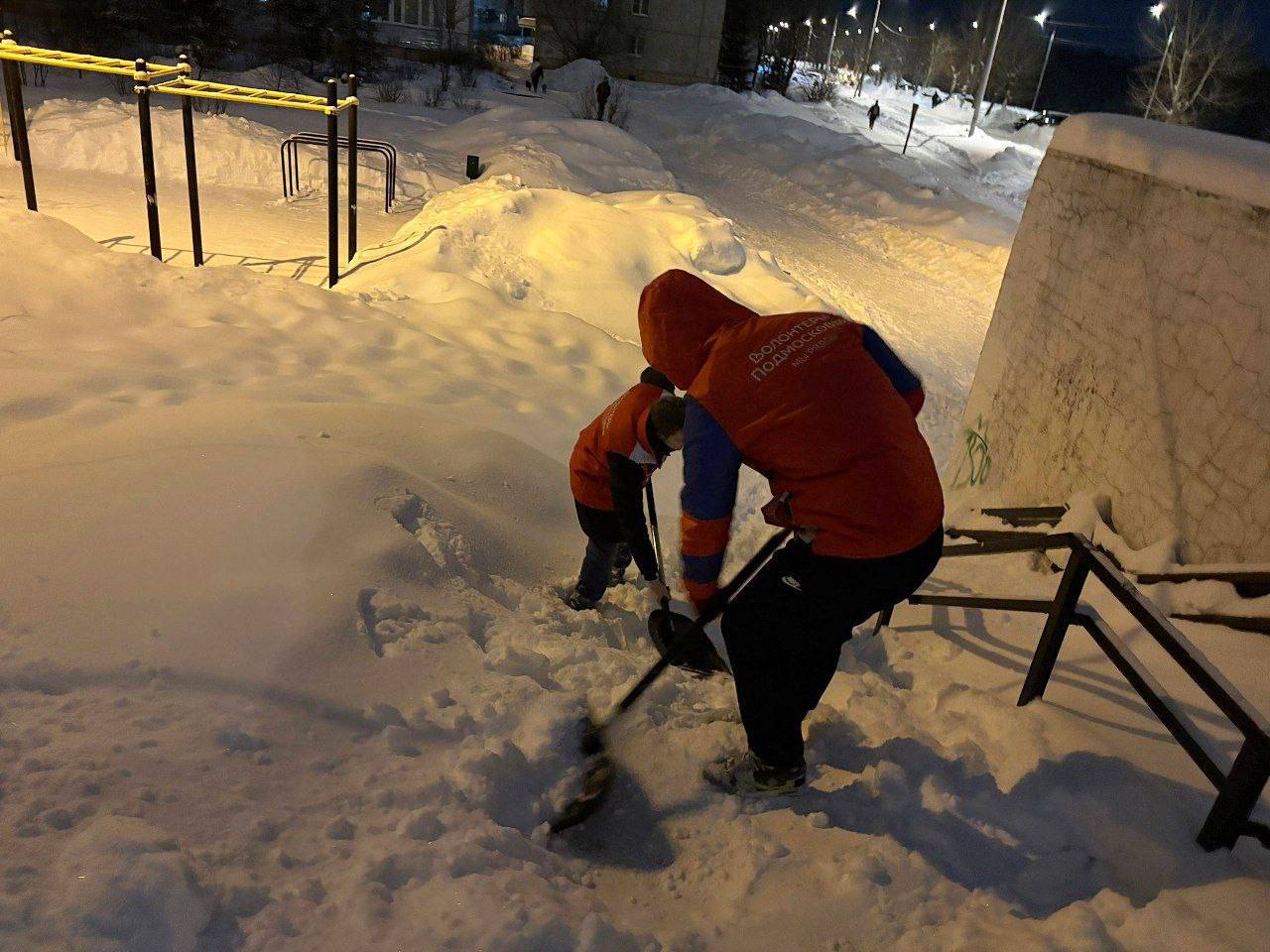 Волонтёры Подмосковья приступили к ликвидации последствий ночного снегопада Волонтёры Подмосковья приступили к ликвидации последствий ночного снегопада