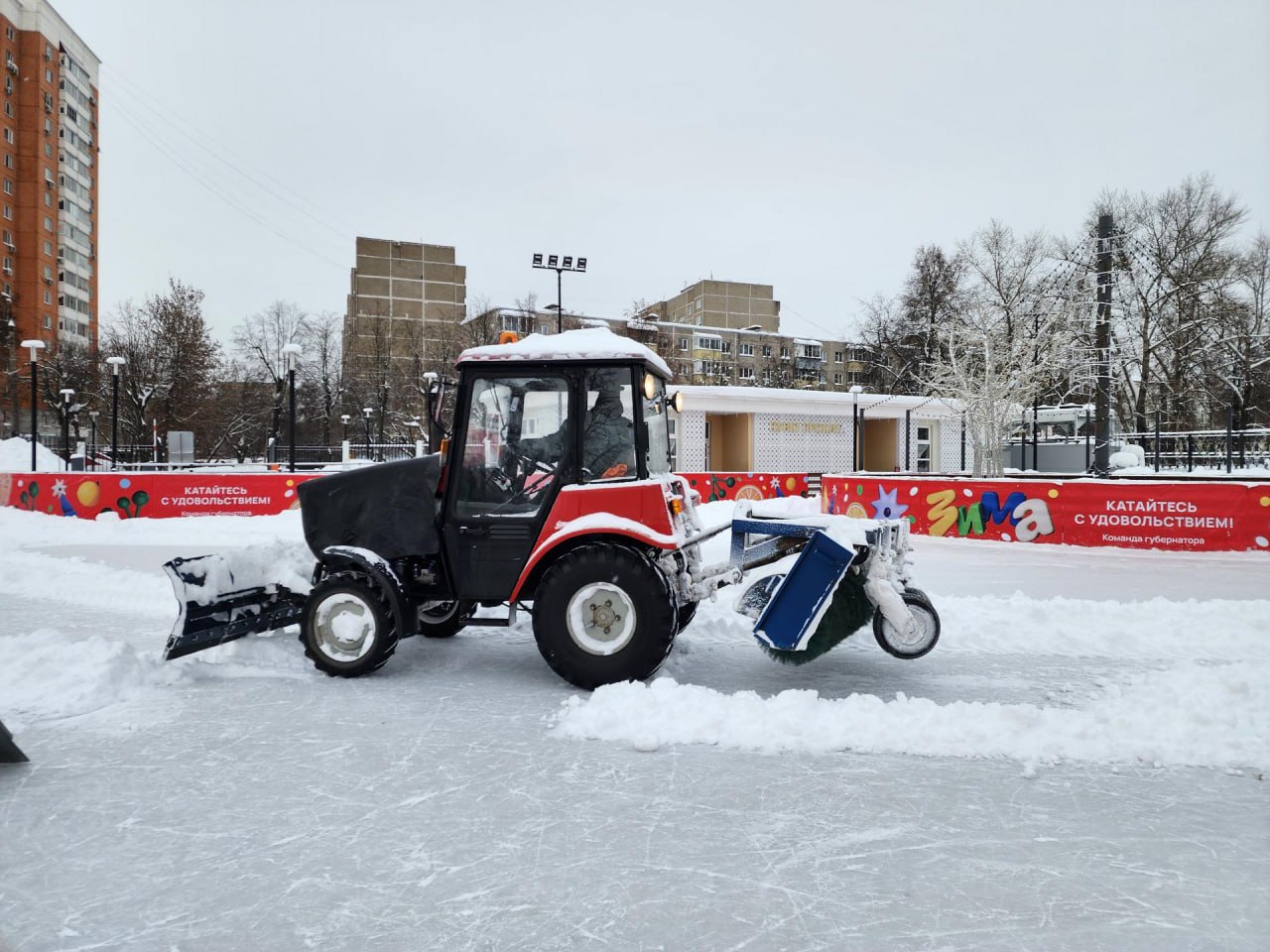 В парке им. Виктора Талалихина расчищают каток и дорожки после снегопада