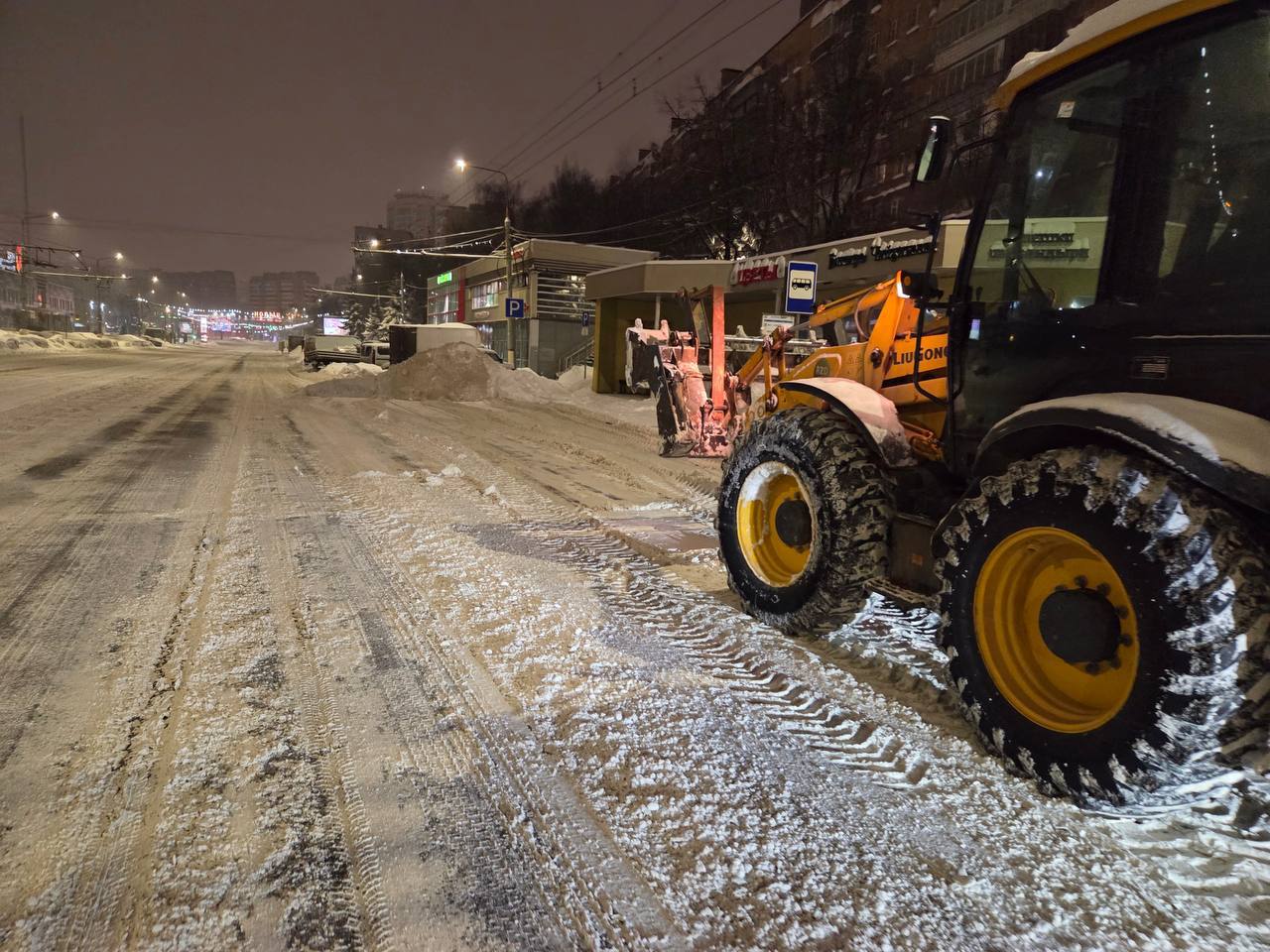 Коммунальные службы Химок проводили ночную уборку снега