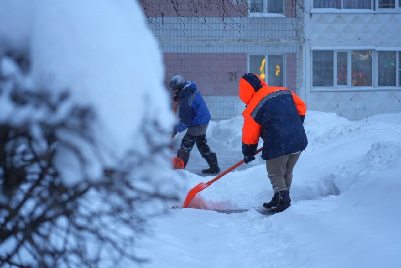 Сегодня ночью в округе продолжился интенсивный снегопад, что заставило коммунальные службы перейти на практически круглосуточный режим работы Сегодня ночью в округе продолжился интенсивный снегопад, что заставило коммунальные службы перейти на практически круглосуточный режим работы