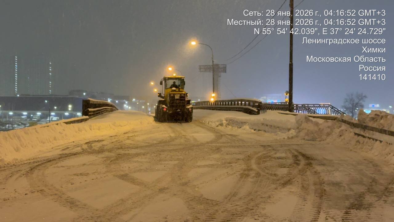 Коммунальные службы Химок проводили ночную уборку снега Коммунальные службы Химок проводили ночную уборку снега