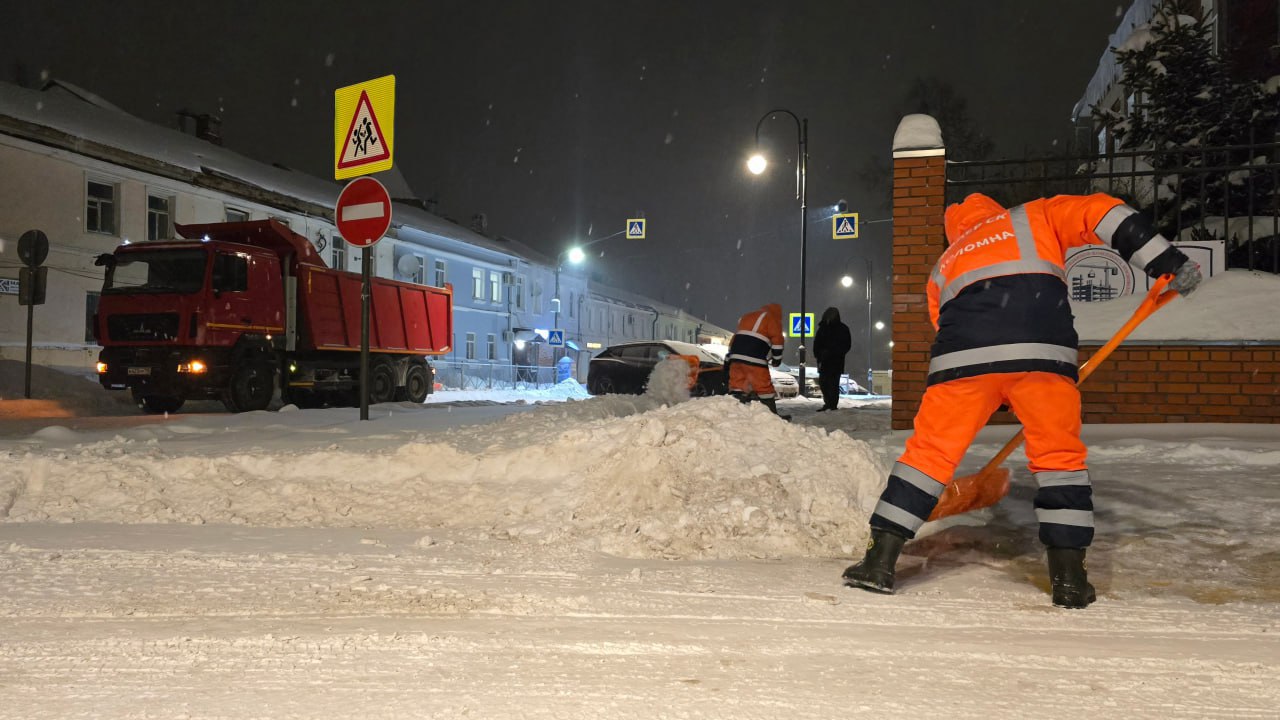 Александр Гречищев: Продолжаем убирать и вывозить снег с улиц, дворов и дорог Александр Гречищев: Продолжаем убирать и вывозить снег с улиц, дворов и дорог