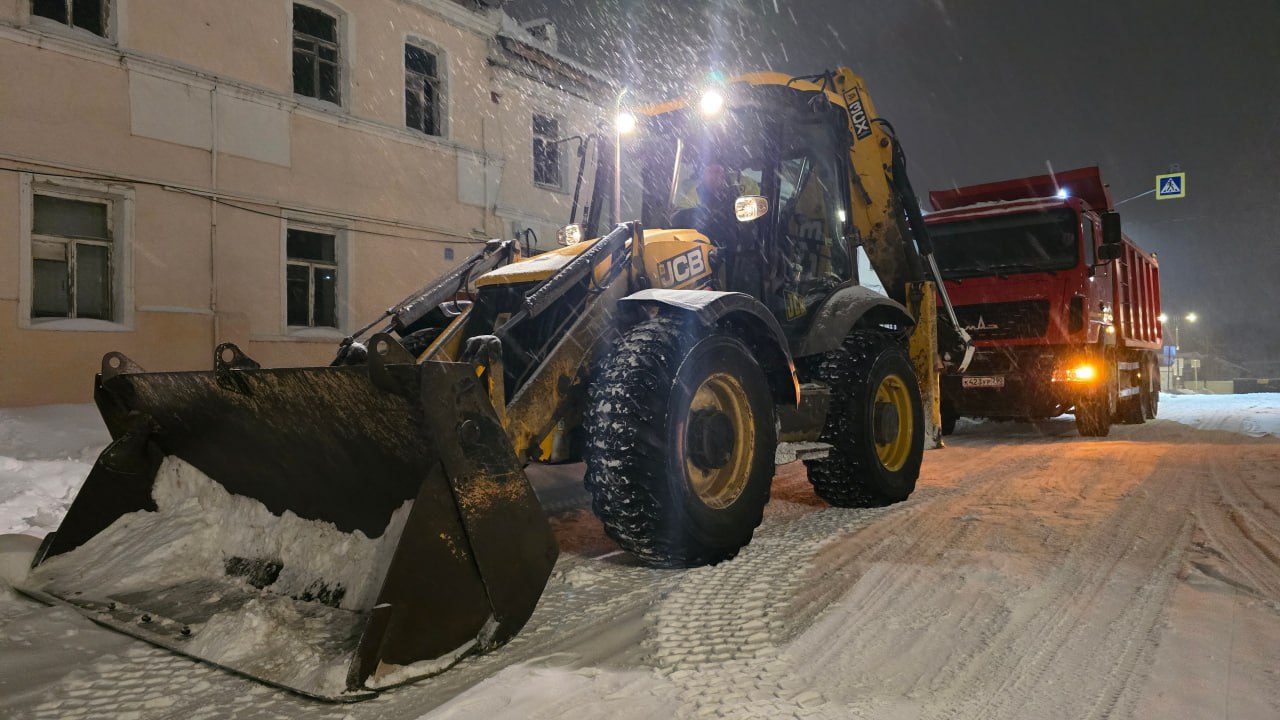 Александр Гречищев: Продолжаем убирать и вывозить снег с улиц, дворов и дорог Александр Гречищев: Продолжаем убирать и вывозить снег с улиц, дворов и дорог